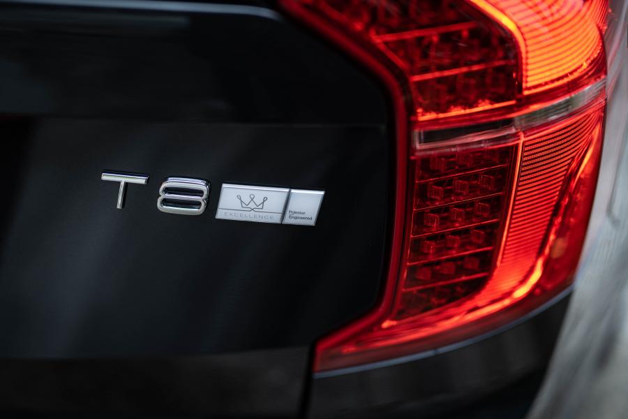 Логотип Volvo XC90 T8 Excellence 2015 года  (JP) (фото 13 из 16)